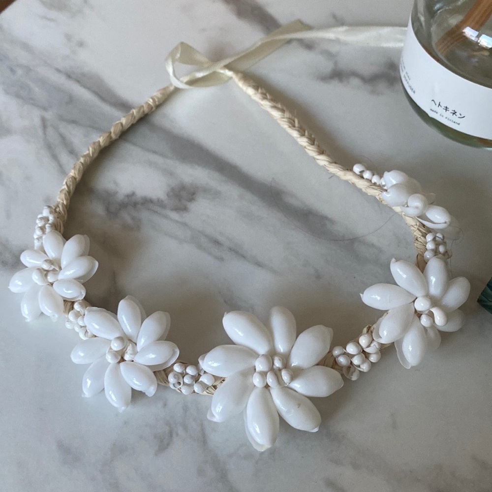 Statement flower necklace